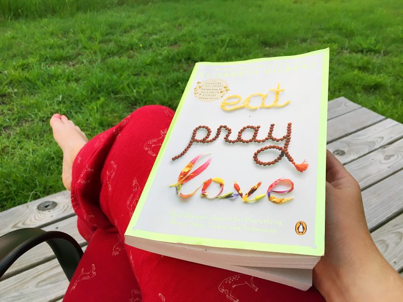 Eat books. Eat Pray Love книга. Elizabeth Gilbert eat Pray Love. Eat, Pray, Love by Elizabeth Gilbert. Eat Pray Love обложка.